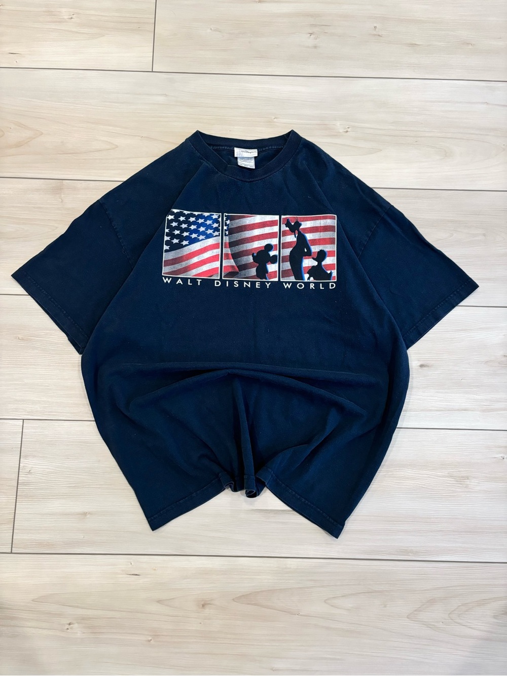 Walt Disney world Vintage 2000s Mickey Mouse goofy Donald Duck American flag tee